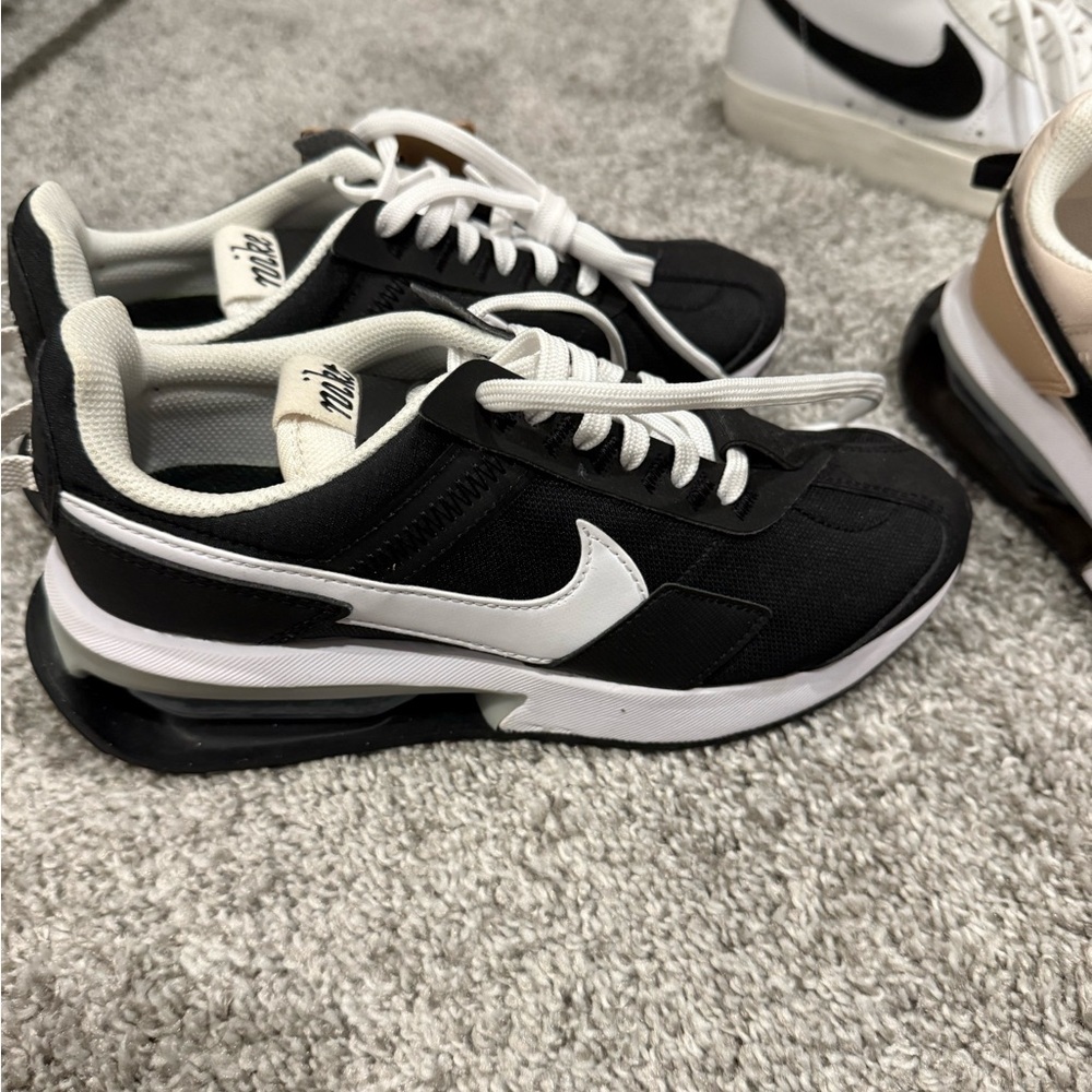 Women’s Nike Air- Max Pre Day in Black/ White - Size 6